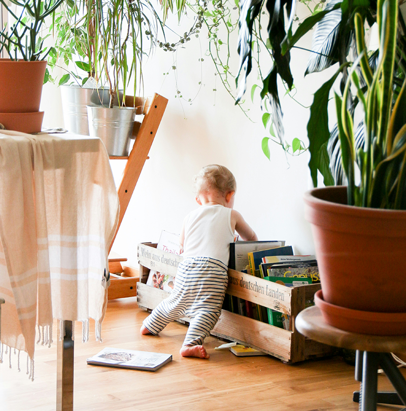Enfant jouant dans une maison
