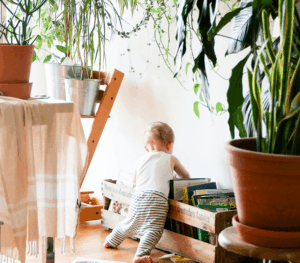 Enfant jouant dans une maison