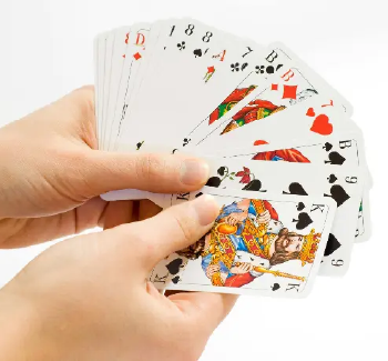 Illustration formules cartes en main